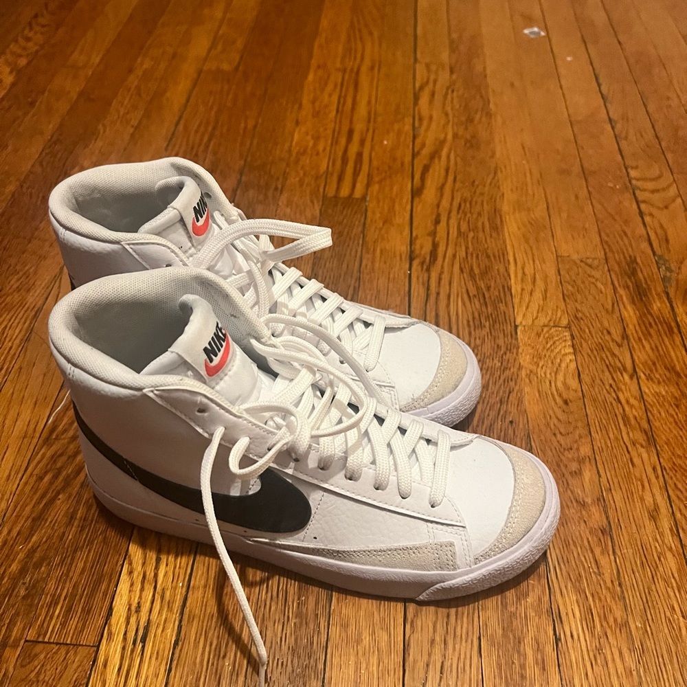 Nike Blazer Mid ‘77 (GS) white and black 6.5 (Youth)